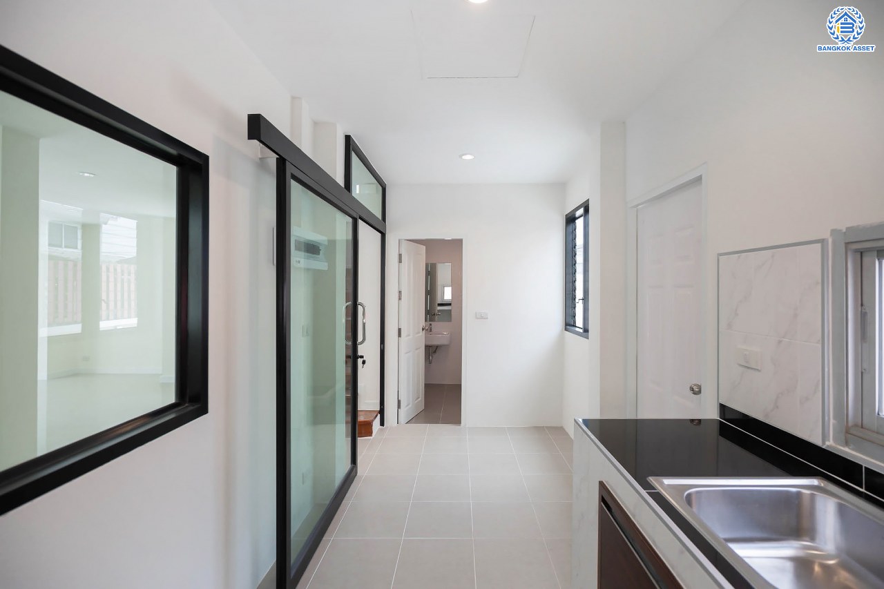 บ้านมือสองตกแต่งใหม่ โครงการ มณธานี บางแค หลังมุม ดีไซน์หรูหรา เนื้อที่ 66.6 ตร.ว. ฟังก์ชัน 3 ห้องนอน 3 ห้องน้ำ จอดรถได้ 2 คัน บนทำเลเดินทางสะดวก เชื่อมต่อหลายเส้นทาง ใกล้เดอะมอลล์บางแค ทางด่วน "กาญจนาภิเษก" และรถไฟฟ้า "สถานีหลักสอง"